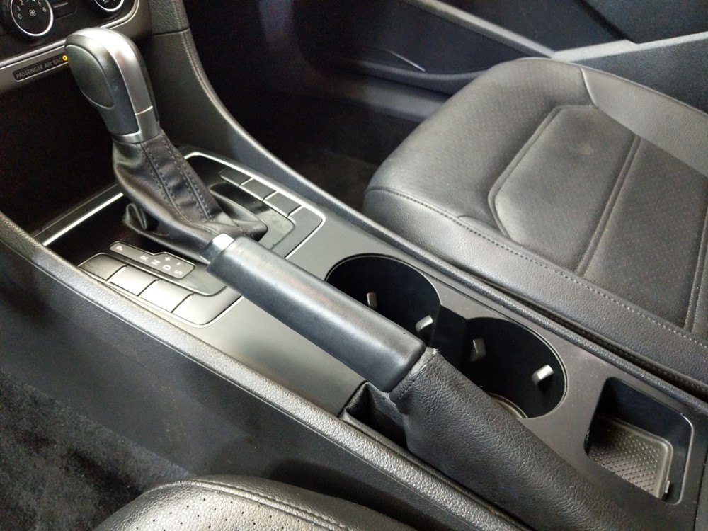 2015 Volkswagen Passat - Center Console/Cup Holders