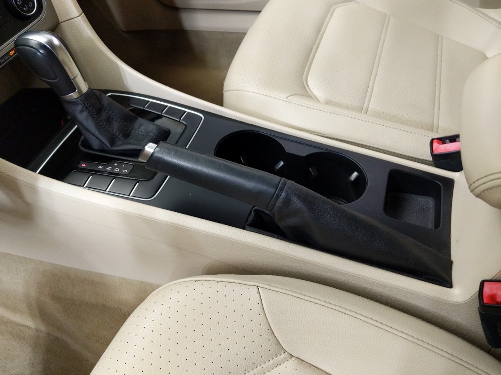 2014 Volkswagen Passat - Center Console/Cup Holders