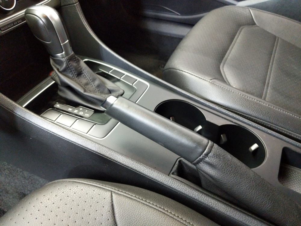 2015 Volkswagen Passat - Center Console/Cup Holders