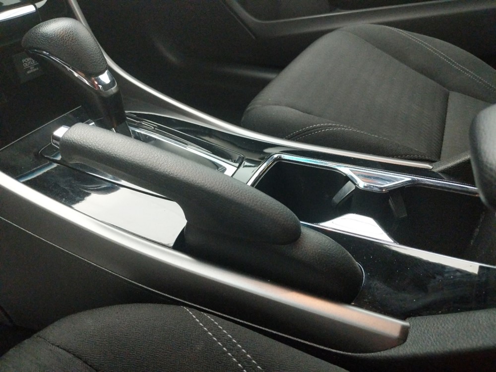 2017 Honda Accord - Center Console/Cup Holders