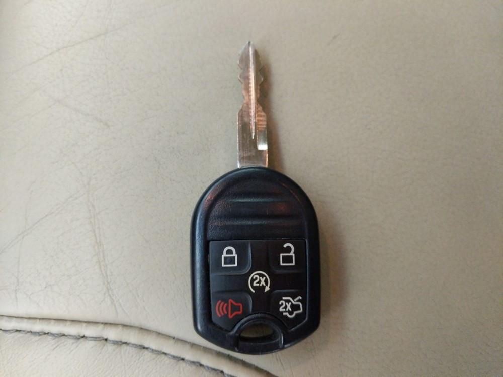 2013 Ford Taurus - Keys