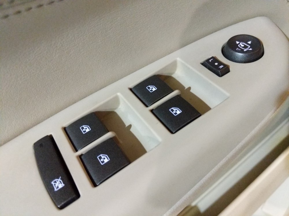 2011 Cadillac SRX - Driver Power Windows/Lock Control