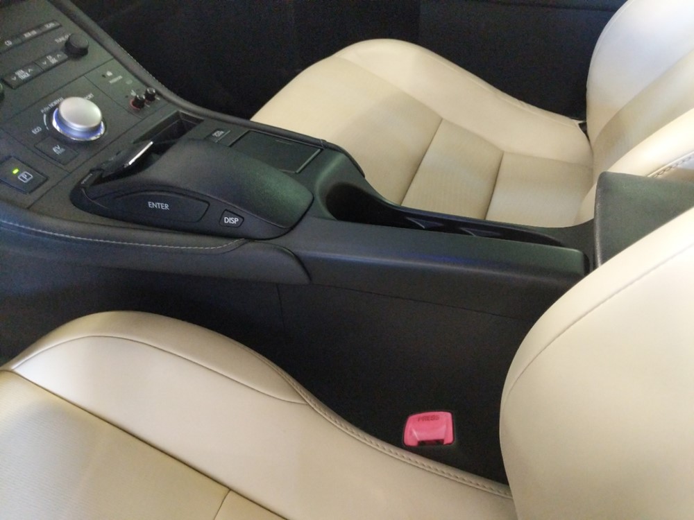 2011 Lexus CT 200h - Center Console/Cup Holders