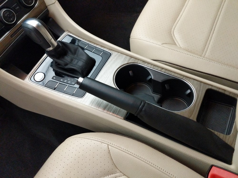 2016 Volkswagen Passat - Center Console/Cup Holders