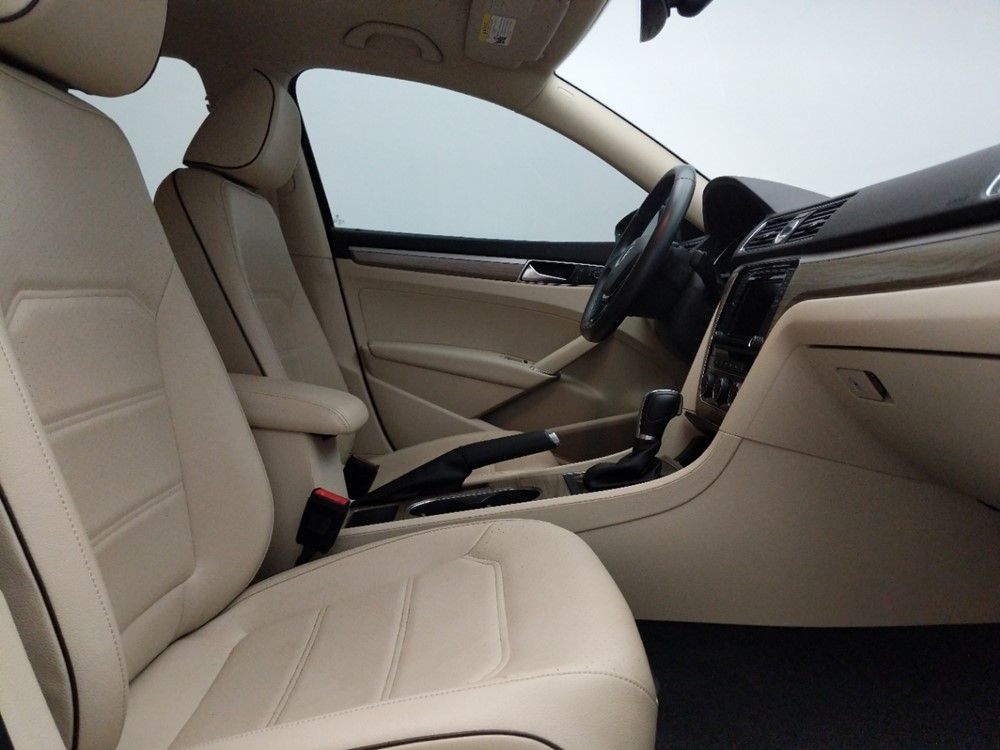 2016 Volkswagen Passat - Passenger Front Seat
