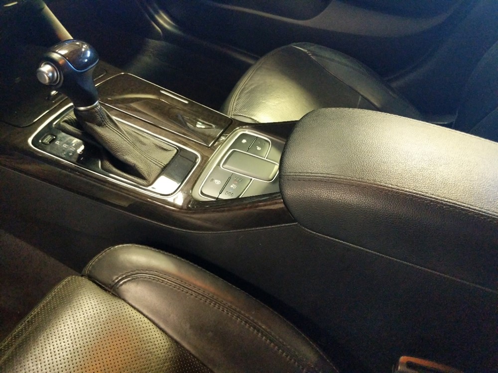 2014 Kia Cadenza - Center Console/Cup Holders