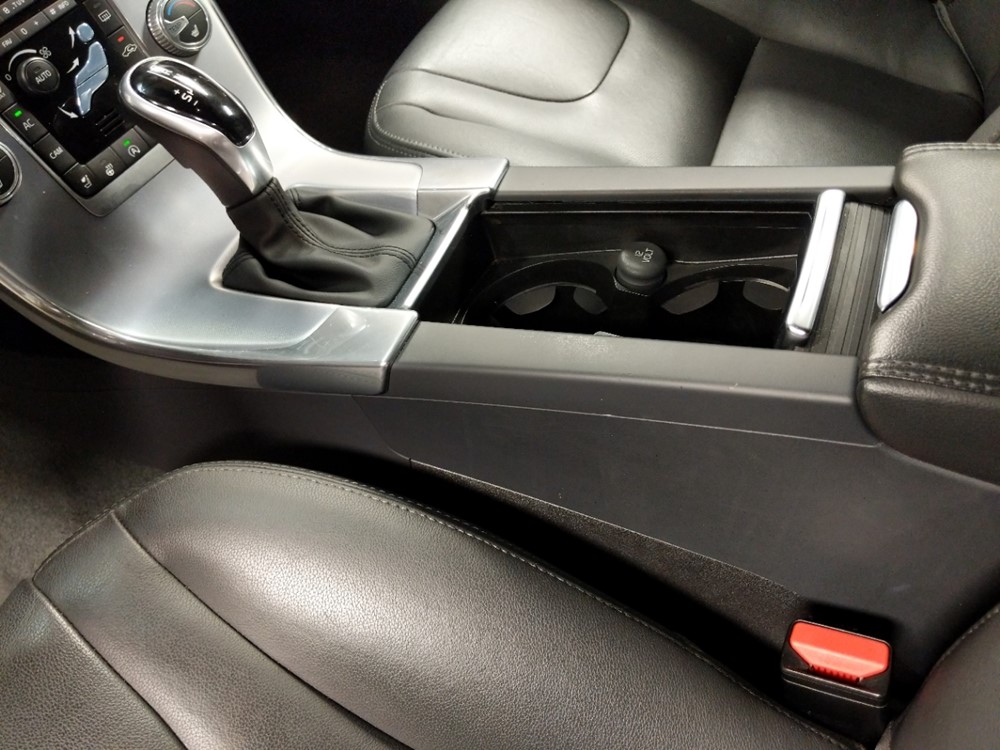2017 Volvo V60 - Center Console/Cup Holders