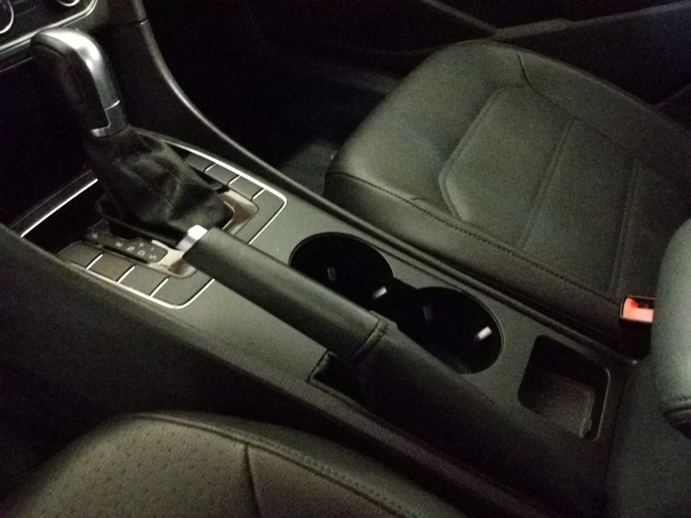 2015 Volkswagen Passat - Center Console/Cup Holders