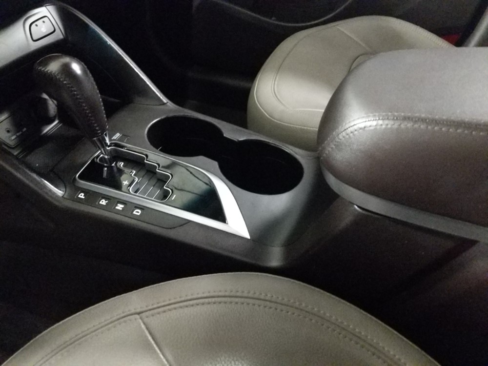 2013 Hyundai Tucson - Center Console/Cup Holders