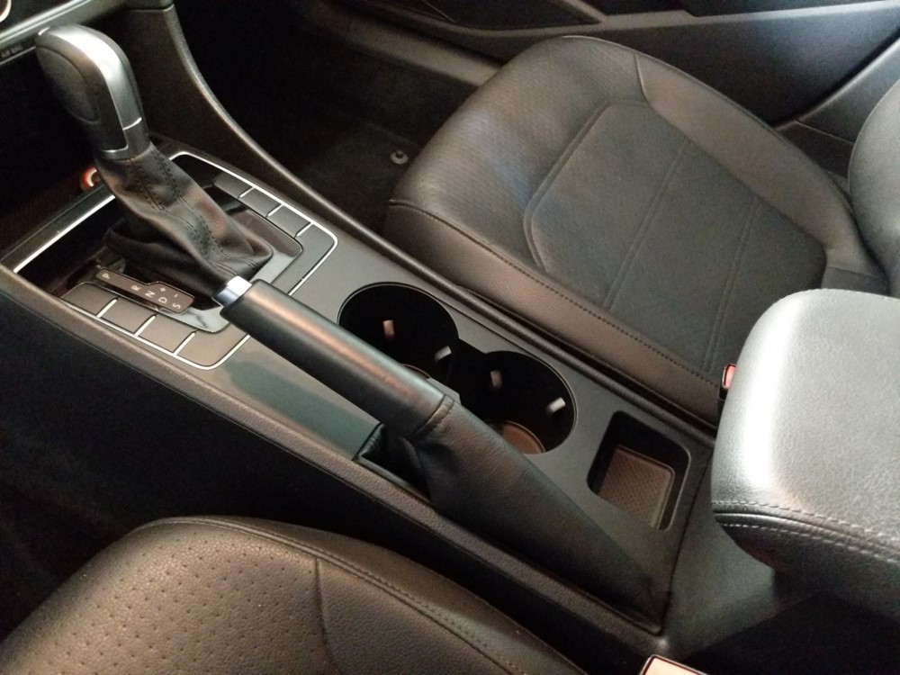2015 Volkswagen Passat - Center Console/Cup Holders