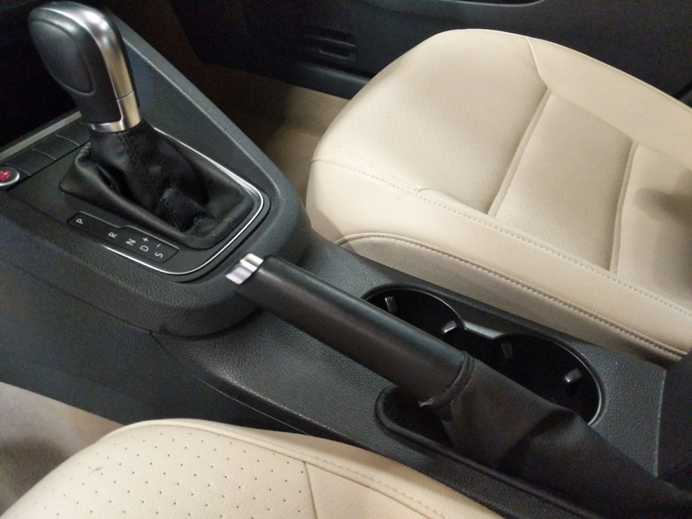 2016 Volkswagen Jetta - Center Console/Cup Holders