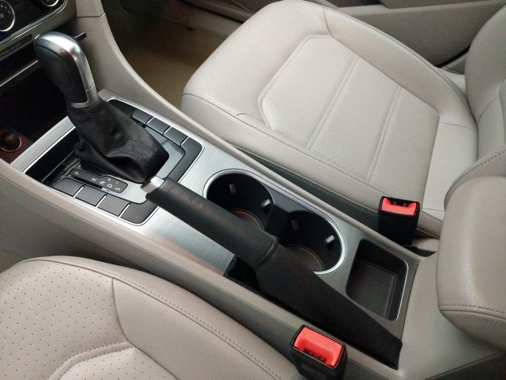 2014 Volkswagen Passat - Center Console/Cup Holders