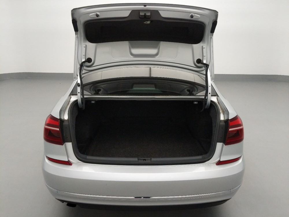 2017 Volkswagen Passat - Trunk