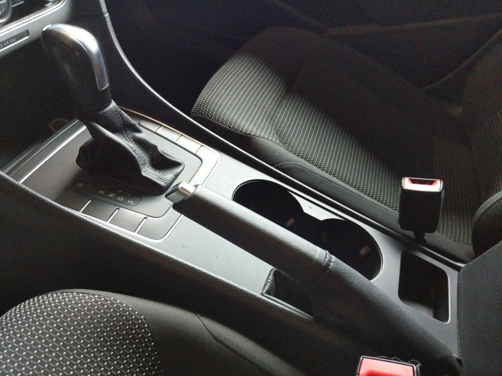 2017 Volkswagen Passat - Center Console/Cup Holders