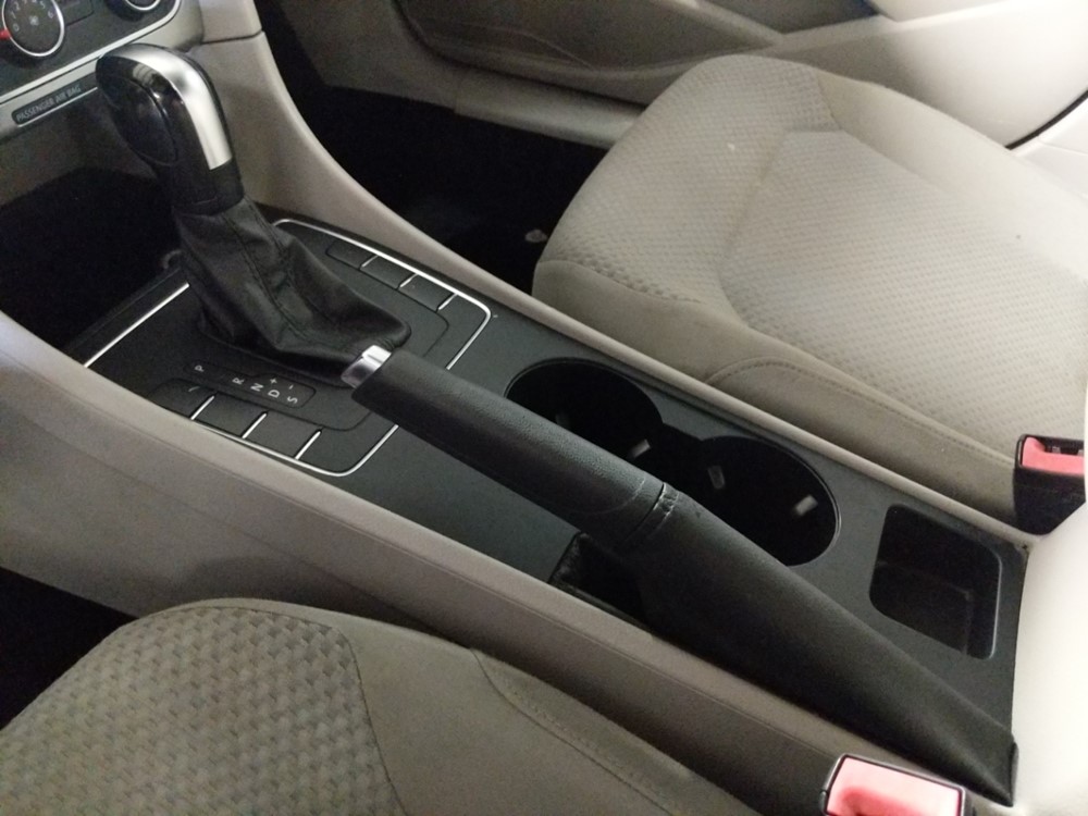 2015 Volkswagen Passat - Center Console/Cup Holders