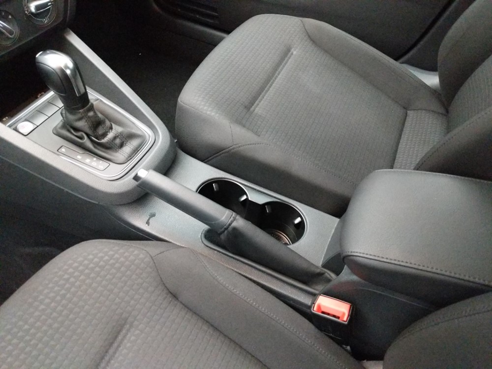 2015 Volkswagen Jetta - Center Console/Cup Holders