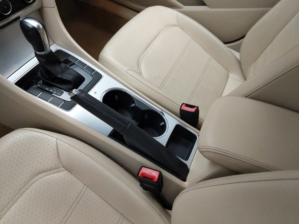 2013 Volkswagen Passat - Center Console/Cup Holders