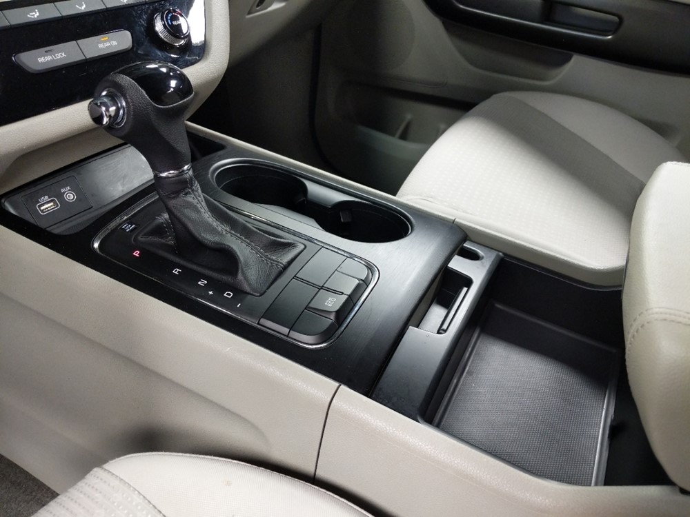 2016 Kia Sedona - Center Console/Cup Holders