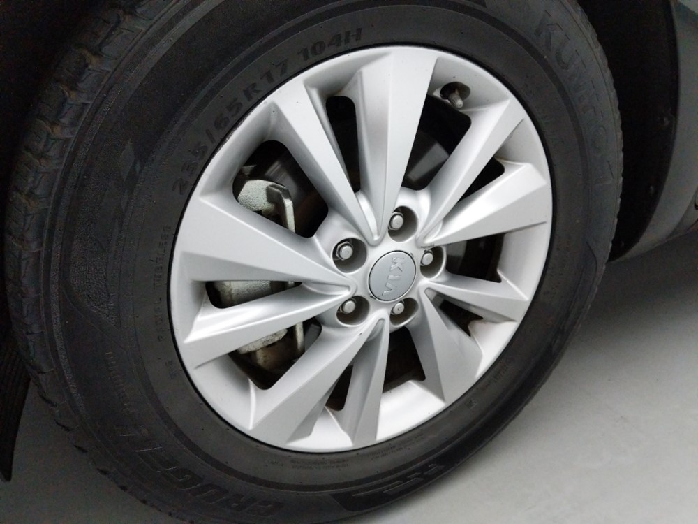 2016 Kia Sedona - Wheel