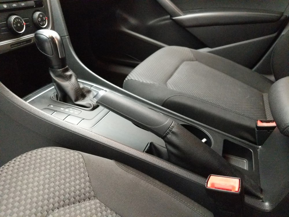 2015 Volkswagen Passat - Center Console/Cup Holders