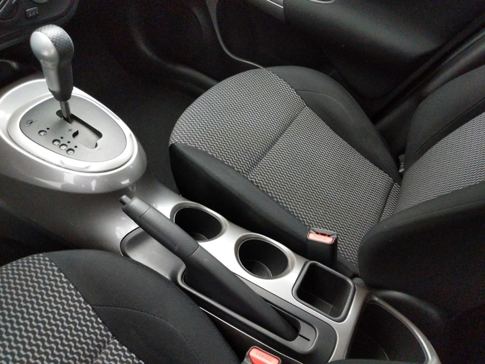 2017 Nissan JUKE - Center Console/Cup Holders