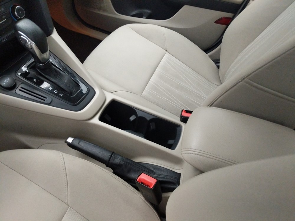 2018 Ford Focus - Center Console/Cup Holders
