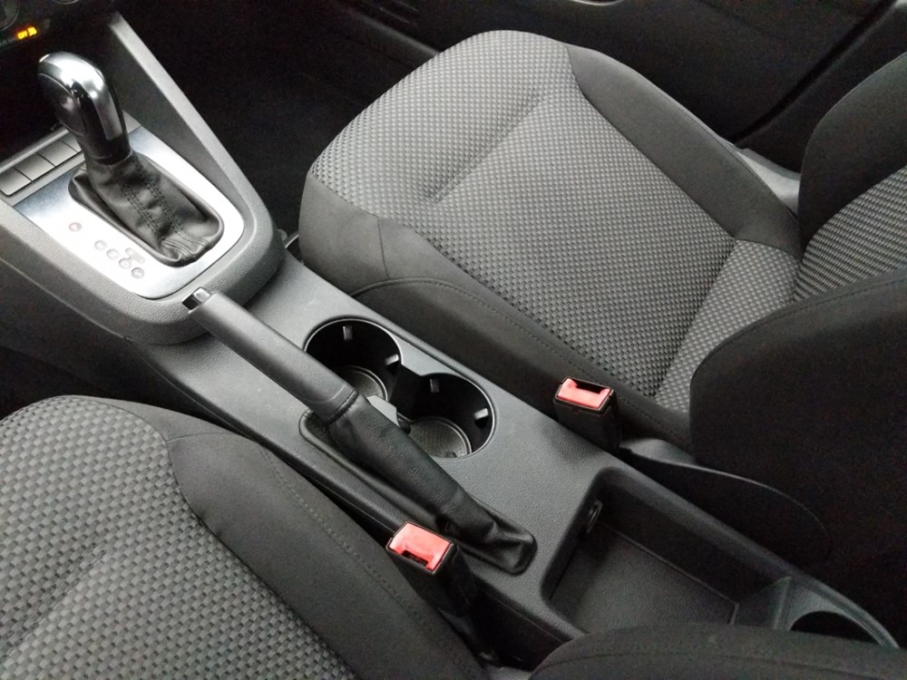 2012 Volkswagen Jetta - Center Console/Cup Holders