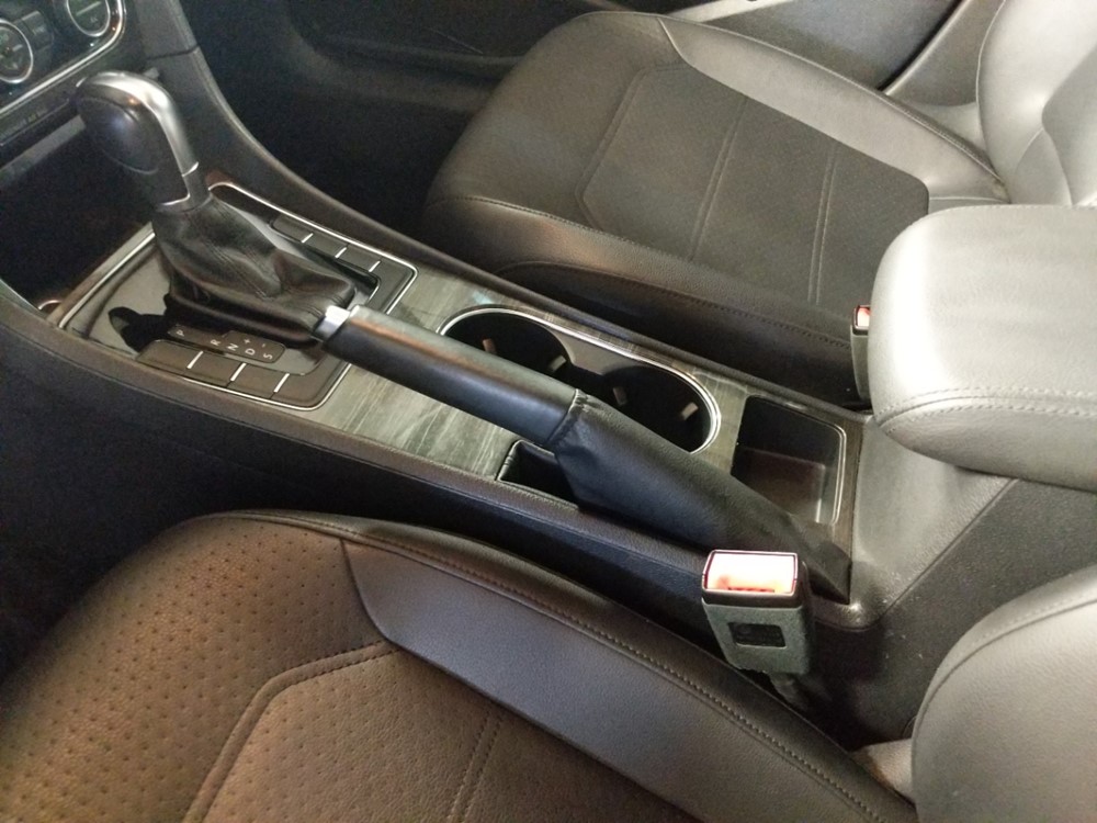 2016 Volkswagen Passat - Center Console/Cup Holders