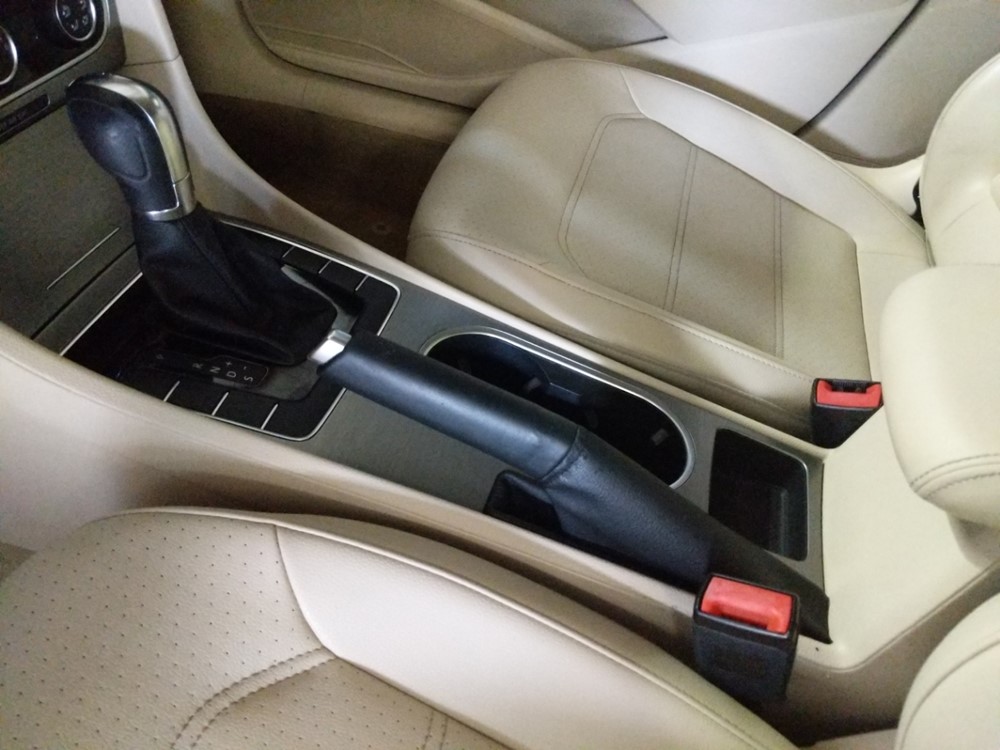 2014 Volkswagen Passat - Center Console/Cup Holders