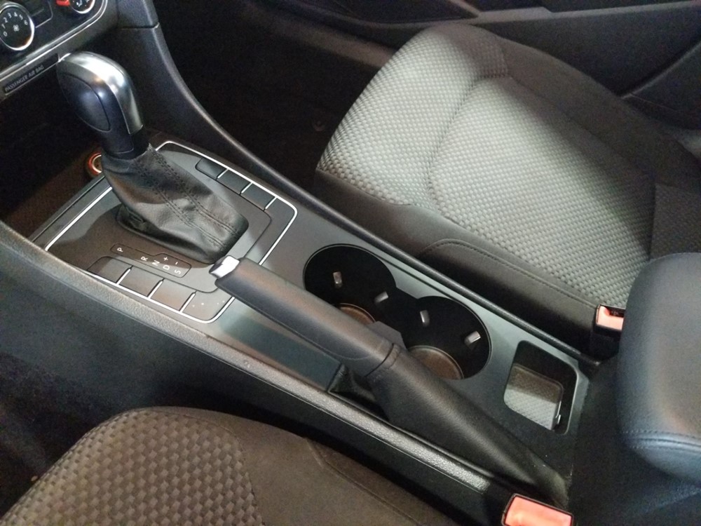 2015 Volkswagen Passat - Center Console/Cup Holders