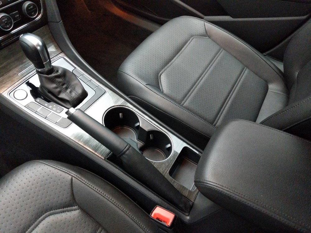2016 Volkswagen Passat - Center Console/Cup Holders