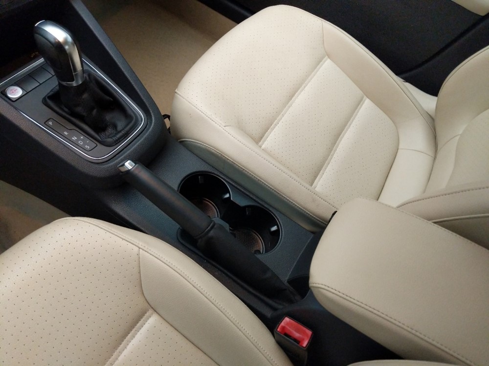 2015 Volkswagen Jetta - Center Console/Cup Holders
