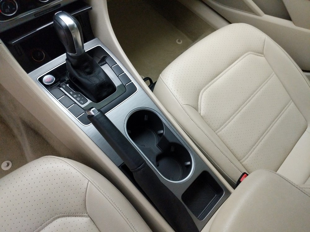 2014 Volkswagen Passat - Center Console/Cup Holders