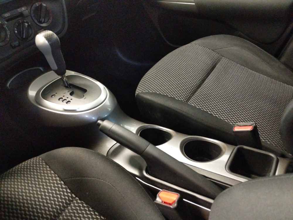 2016 Nissan JUKE - Center Console/Cup Holders