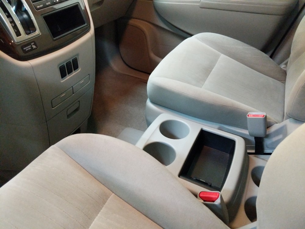 2017 Nissan Quest - Center Console/Cup Holders