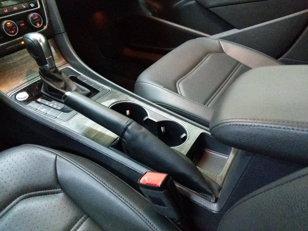 2017 Volkswagen Passat - Center Console/Cup Holders