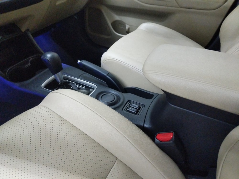 2016 Mitsubishi Outlander - Center Console/Cup Holders