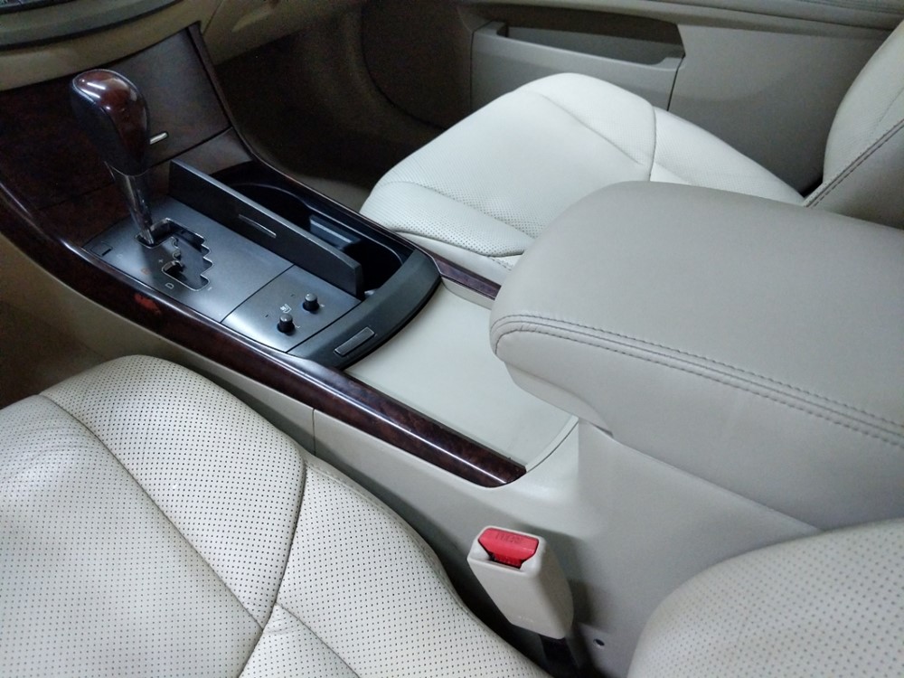 2011 Toyota Avalon - Center Console/Cup Holders