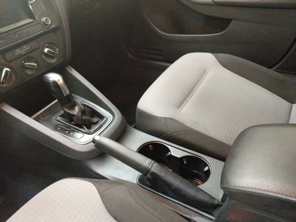 2017 Volkswagen Jetta - Center Console/Cup Holders