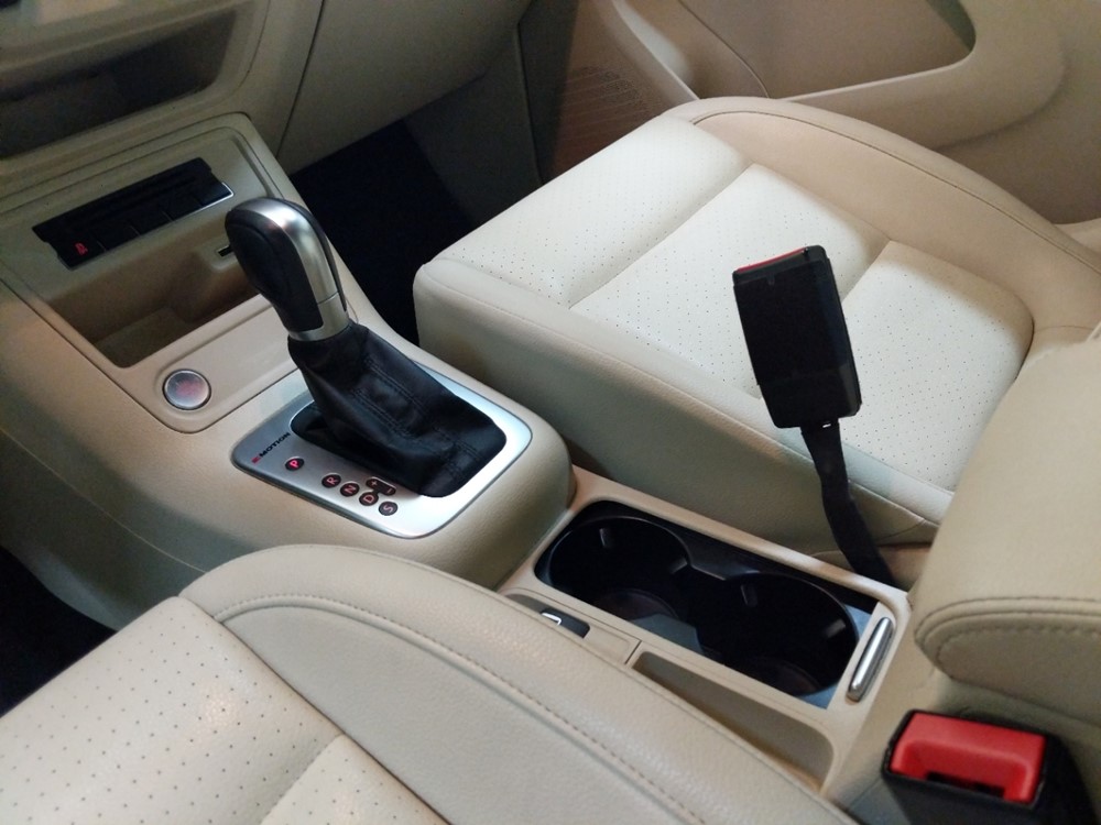 2016 Volkswagen Tiguan - Center Console/Cup Holders
