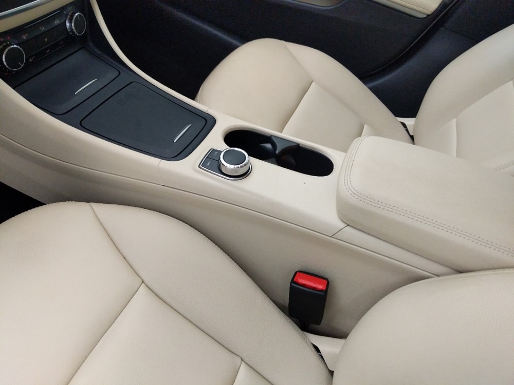 2015 Mercedes-Benz GLA250 - Center Console/Cup Holders
