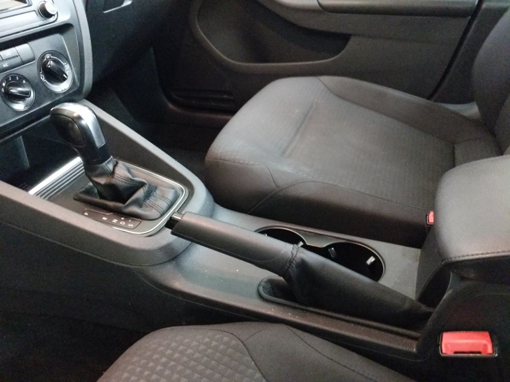 2016 Volkswagen Jetta - Center Console/Cup Holders
