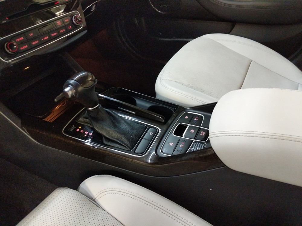2015 Kia Cadenza - Center Console/Cup Holders