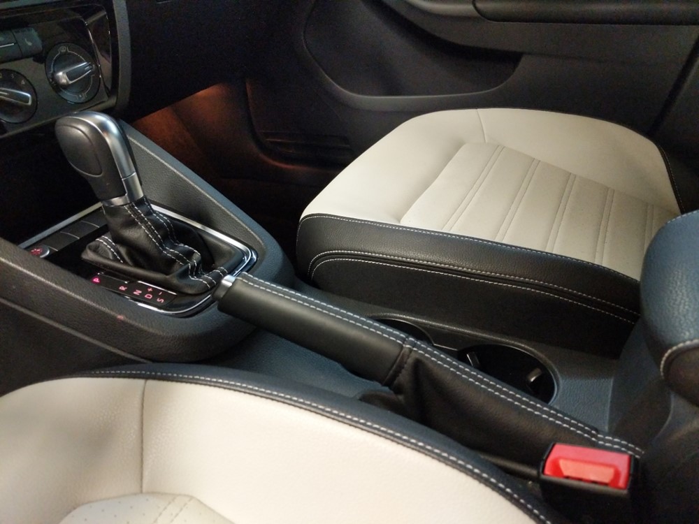 2016 Volkswagen Jetta - Center Console/Cup Holders