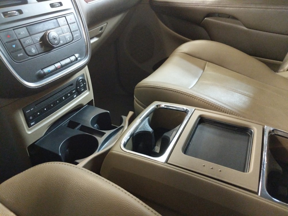 2012 Chrysler Town and Country - Center Console/Cup Holders