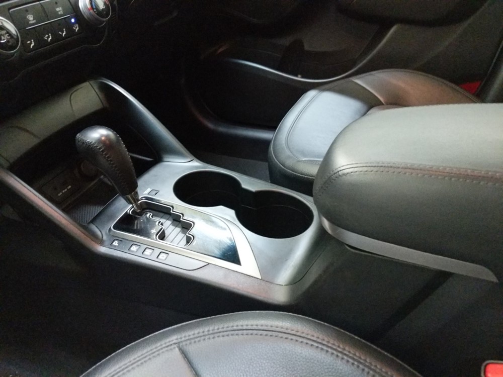 2012 Hyundai Tucson - Center Console/Cup Holders
