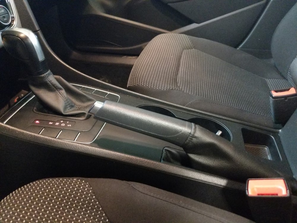 2016 Volkswagen Passat - Center Console/Cup Holders