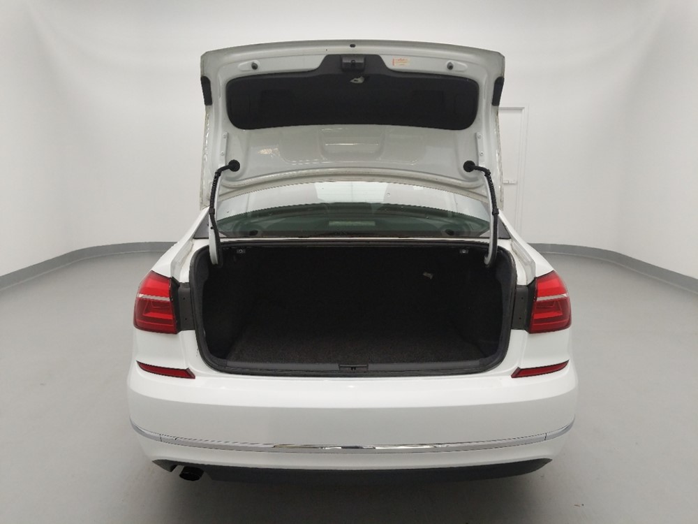 2016 Volkswagen Passat - Trunk