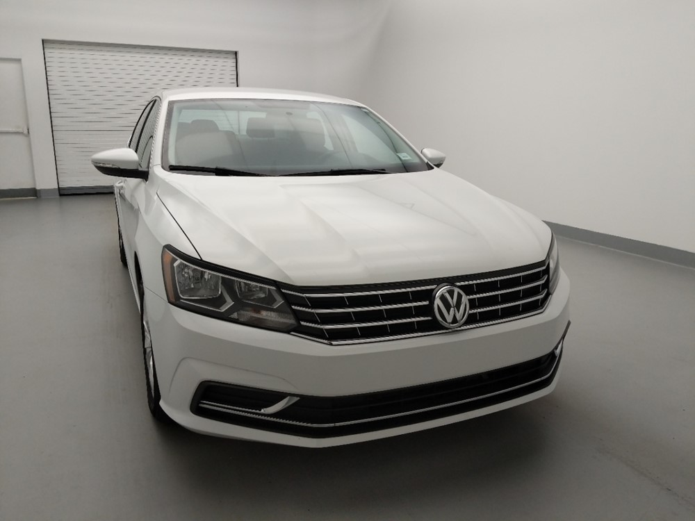 2016 Volkswagen Passat - Passenger Front Hood