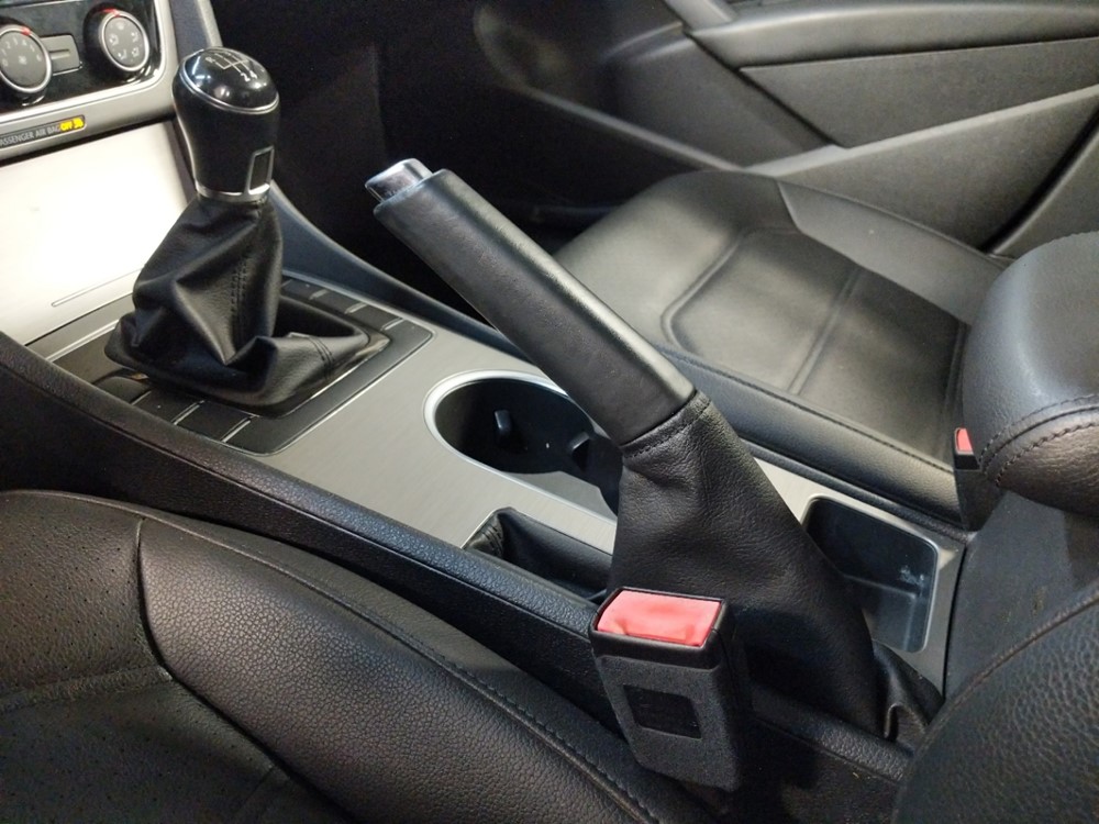 2014 Volkswagen Passat - Center Console/Cup Holders